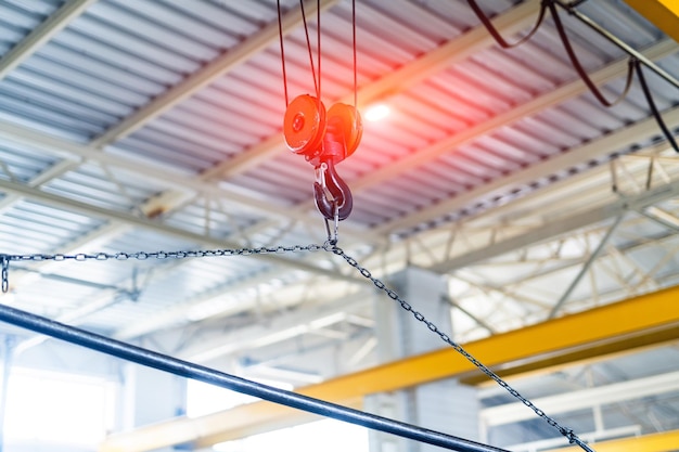 Industriële haakconstructie in de fabriek Een close-up van een metalen kraan