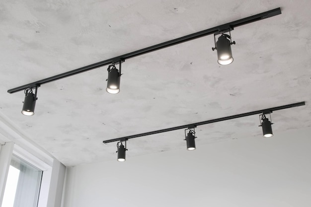 Industriële hanglampen in zwarte kleur in het interieur Modern interieur in loftstijlModerne bouwmaterialen