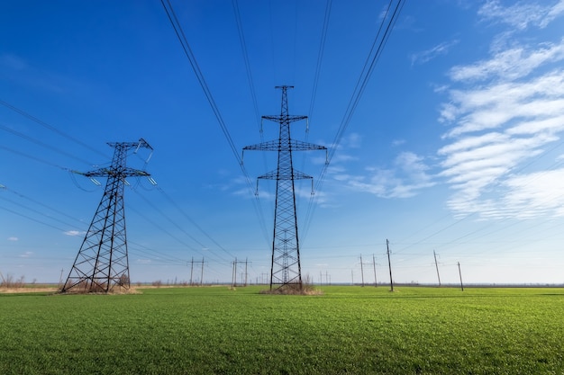 Industriële hoogspanningslijn over blauwe hemel