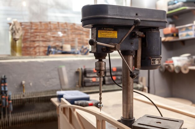 Industriële ijzeren boor klaar voor werk in werkplaatsinterieur Close-up op de boormachine