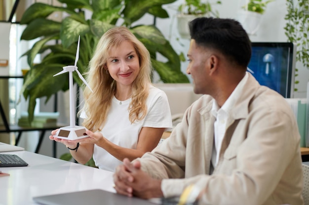 Industriële ingenieurs bespreken windenergie