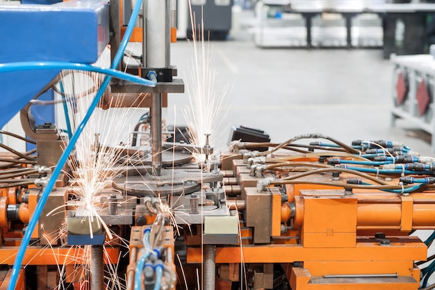 Industriële lasmachines in de werkplaats, in het proces van werk en beweging