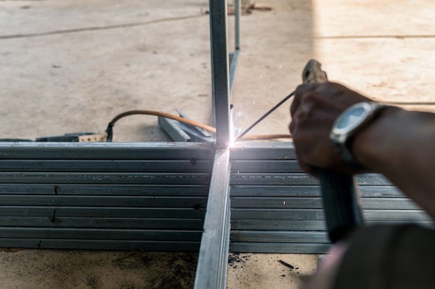 Foto industriële lasser is het lassen van stalen buis