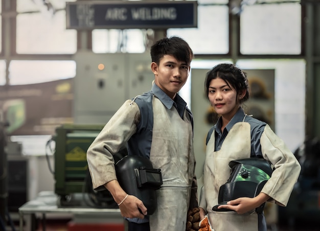 Industriële lasser werknemer bij fabriek workshop achtergrond