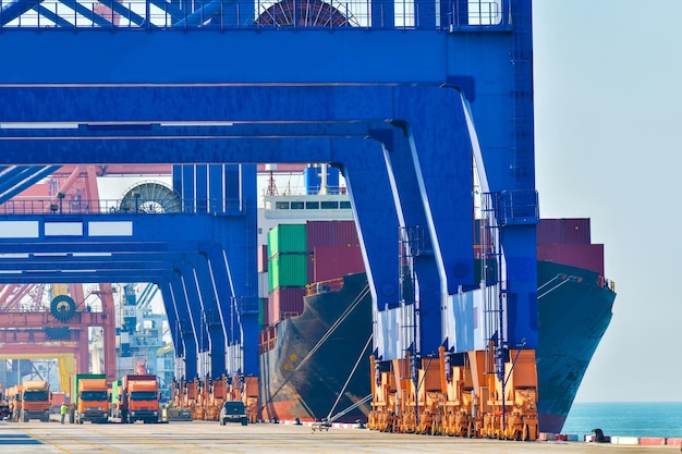 Industriële logistiek en transport van vrachtwagens in containerwerf voor logistieke en vrachtactiviteiten