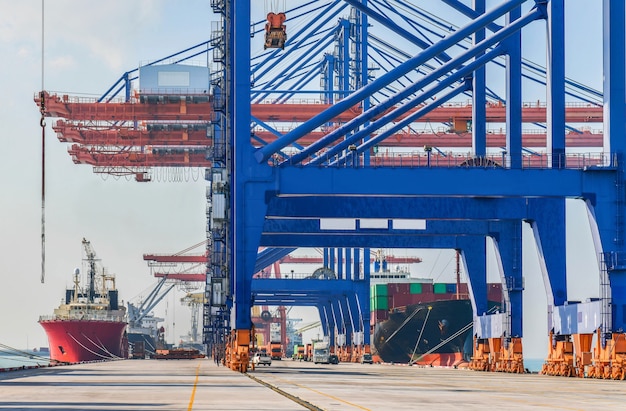 Industriële logistiek en transport van vrachtwagens in containerwerf