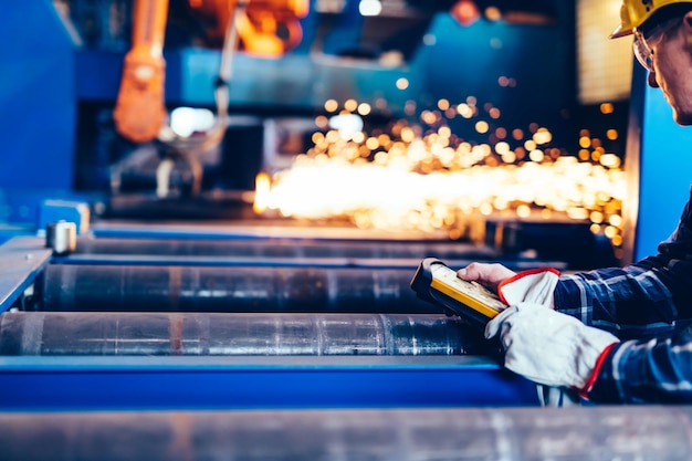 Industriële machine op het werk en in de werkplaats