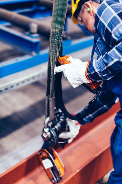 Industriële machine op het werk en in de werkplaats