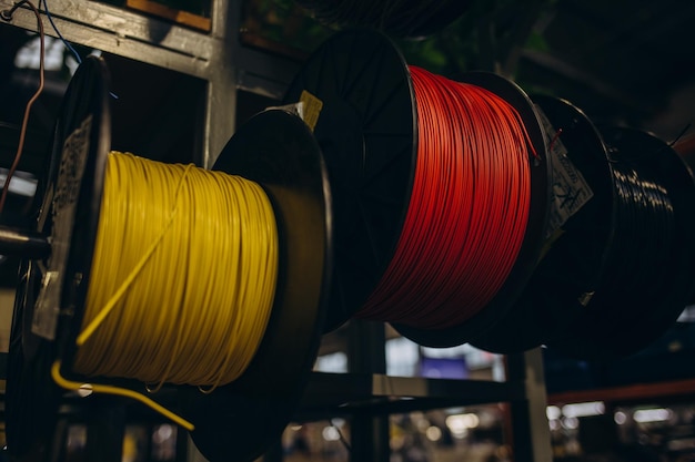 Industriële magazijnkabelhaspels spoelen met gewikkelde draadvezeloptica Fragment in moderne fabriek voor de productie van elektrische stroomkabels en optische vezels Afgewerkte producten op kabeltrommels