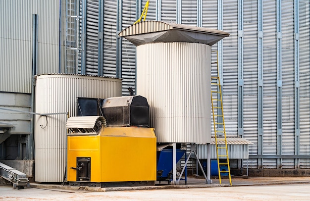 Industriële metalen fabrieksverwerking Stalen landbouwmagazijn Witte cilindrische tank