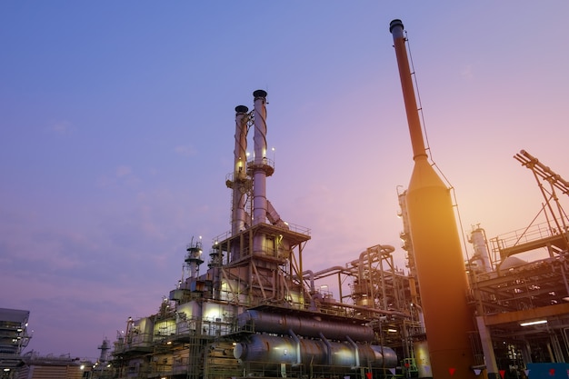 Foto industriële oven gekraakte koolwaterstof in petrochemische zaken op avondrood achtergrond