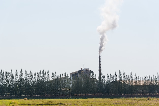 Foto industriële pijpen roken.