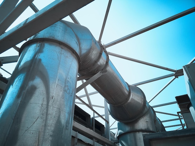 Industriële pijpleiding tegen een heldere blauwe hemel