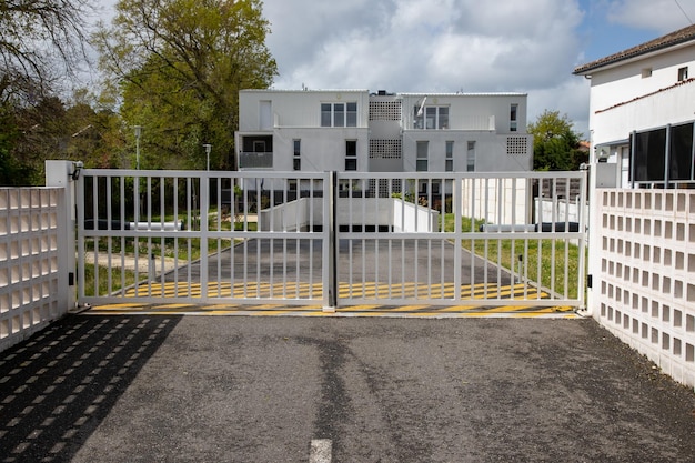 Industriële poort toegangsdeur tot gebouw toegang tot moderne appartementen