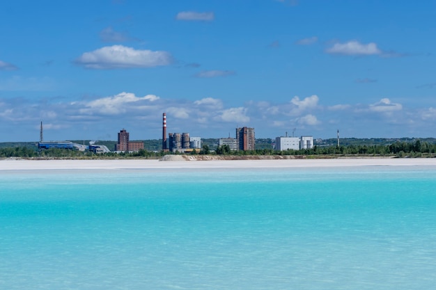 Industriële residubekken met prachtig blauw water op de achtergrond van het fabriekslandschap