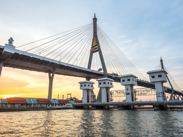 Industriële ringbruggen Het Thaise woord 'Bhumiphol' kruist de Chaophraya-rivier in Bangkok