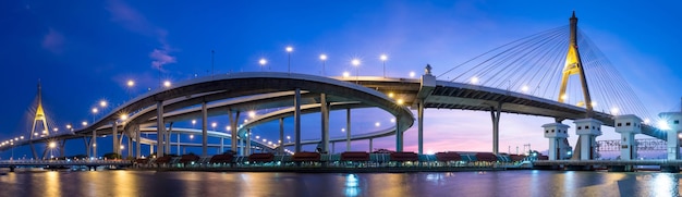 Industriële ringbruggen Het Thaise woord 'Bhumiphol' kruist de Chaophraya-rivier in Bangkok