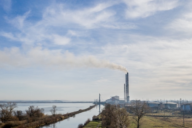 Industriële rookstapel van steenkoolelektrische centrale