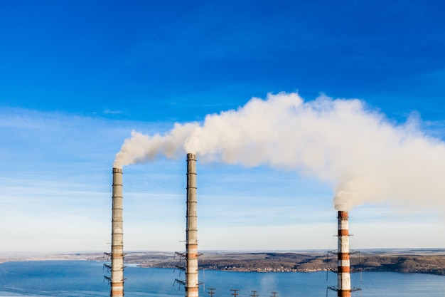 Industriële rookstapel van steenkoolelektrische centrale