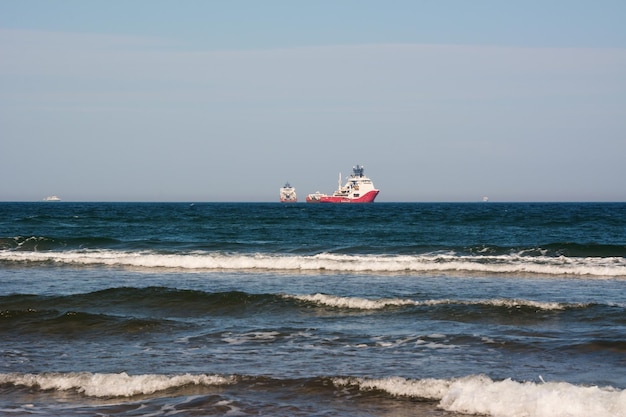 Industriële schepen zeilen op de zee blauwe golven op de blauwe zee natuurlijk landschap met zeeverkeer