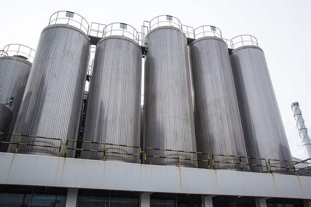 Industriële silo's voor de productie van voedselmelk, van roestvrij staal