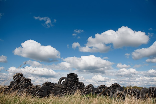 Industriële stortplaats voor de verwerking van afvalbanden en rubberbanden. Stapel oude banden en wielen voor rubberrecycling