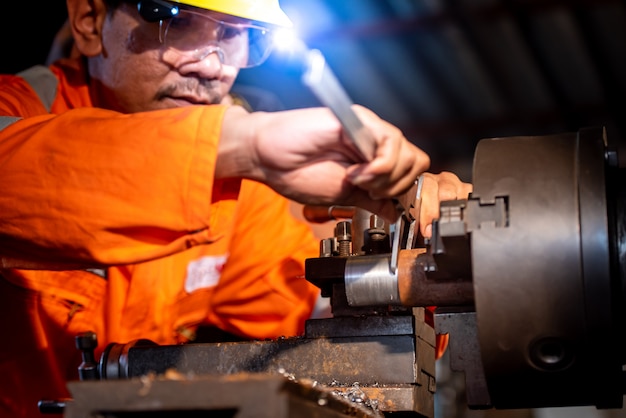 Industriële techniek, het dragen van veiligheidskleding, het gebruik van schuifmaten, meetinstrumenten, het besturen van objecten die werken in industriële installaties, een winkel, een draaibank