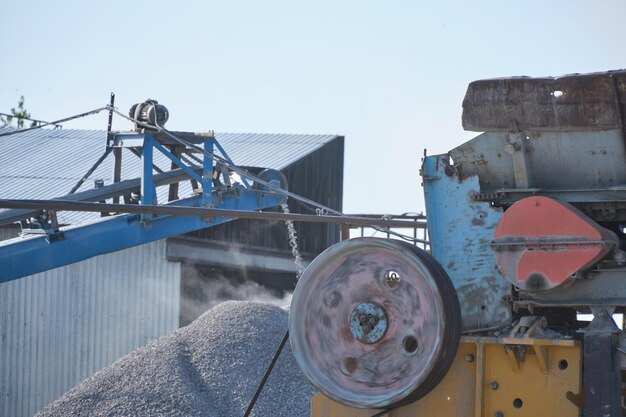 Industriële transportband transporteert bouwmateriaal kleine steenslag