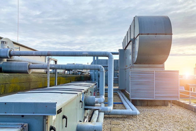 Industriële ventilatie op het dak van de werkplaats