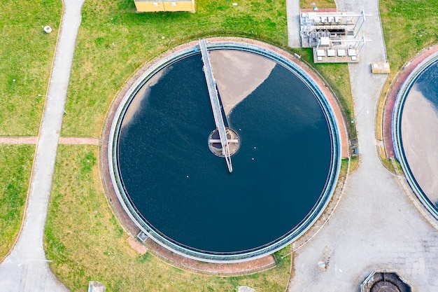 Industriële waterbehandeling recirculatieput met reinigingsfilters bovenaanzicht ecosysteem en gezonde omgeving concepten