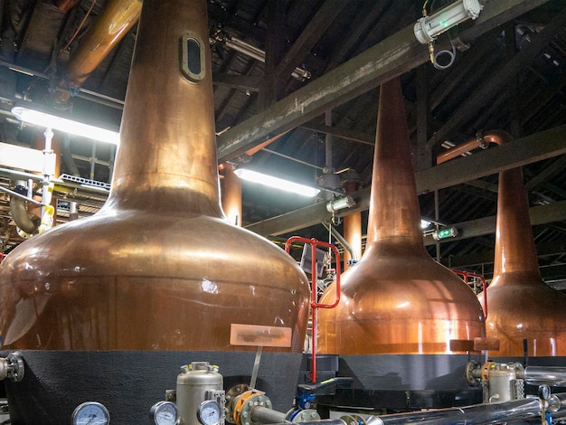 Industriële whisky distilleerder bouw alcohol productie fabriek interieur achtergrond