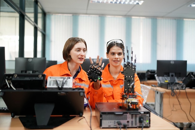 Industry 40 젊은 엔지니어가 로봇 팔에서 일합니다.