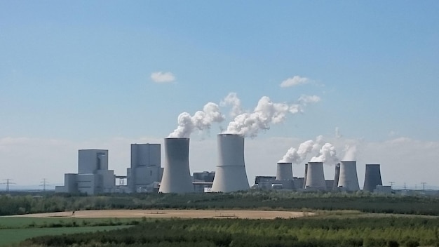 写真 産業と空の対決