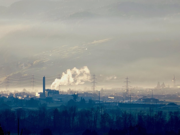 写真 空に向かって煙を放つ産業