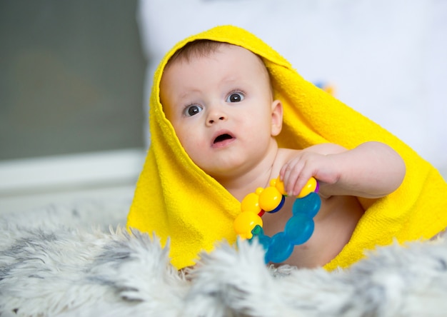 写真 タオルでクロール幼児の男の子