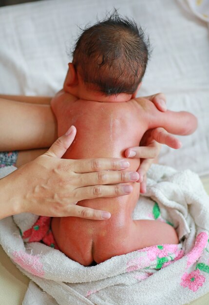 Photo infant baby having a bath by mother