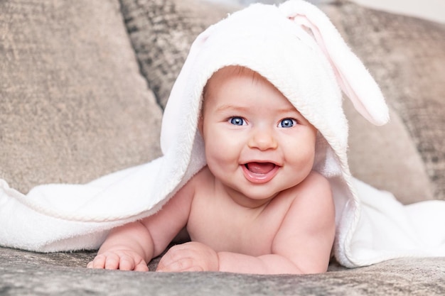 Photo infant baby smiling little baby girl portrait