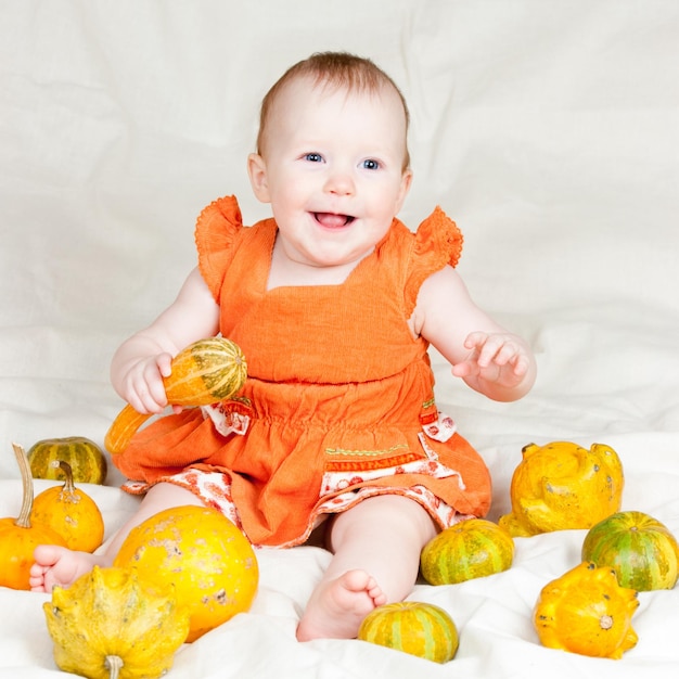 Photo infant with pumpkins