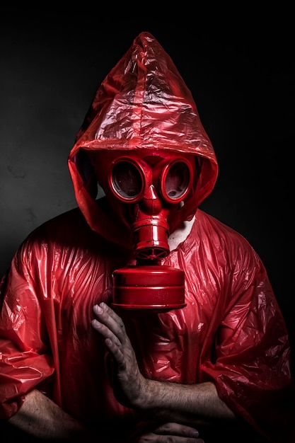 Foto concetto nucleare di infezione, uomo con maschera antigas rossa