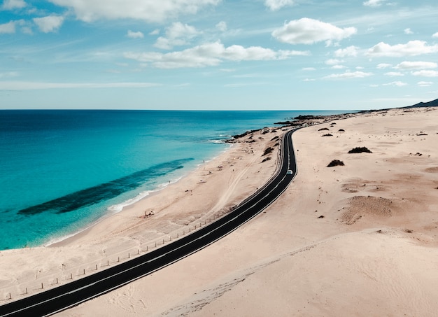 Foto strada infinita sulla sabbia del deserto
