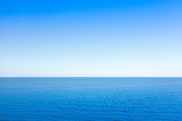 Foto un paesaggio marino infinito dove l'orizzonte rivela la tranquillità