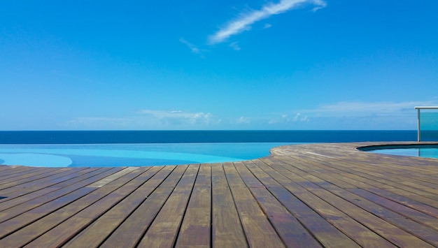 写真 海と青い空の景色を望むインフィニティプール