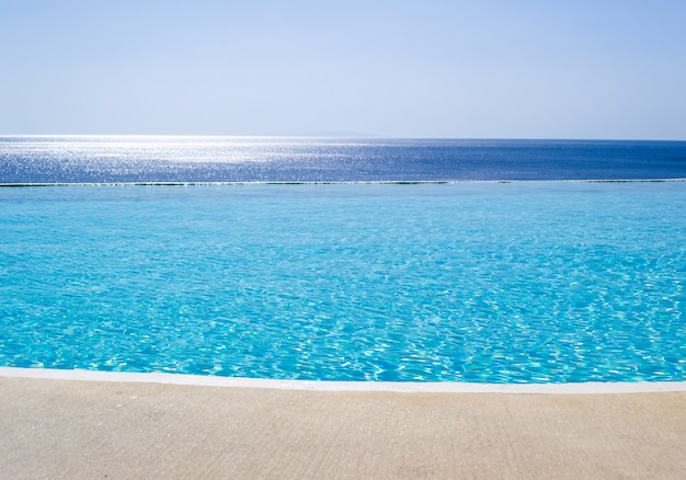 Infinity zwembad met uitzicht op de Egeïsche Zee, Kreta, Griekenland