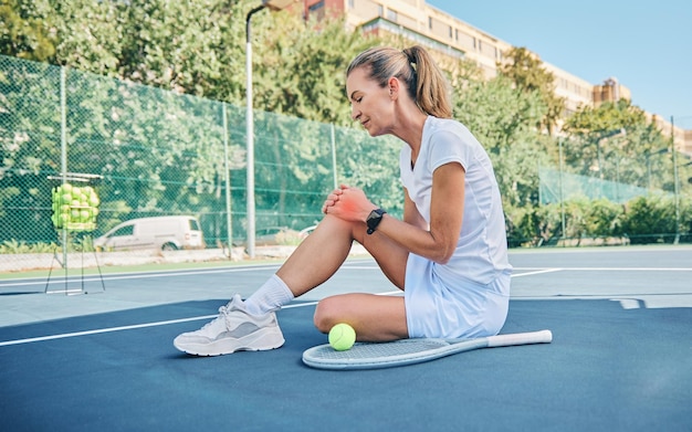 Foto infiammazione tennista e donna con dolore al ginocchio dopo incidente in allenamento sportivo e competizione in campo emergenza fitness e giocatore anziano con distorsione alla gamba e frattura ossea dopo cardio