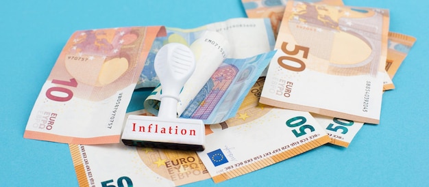 Inflatie, financiële crash, eurobankbiljetten, economische ontwikkeling en stijgende prijzen