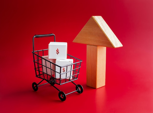인플레이션 온라인 쇼핑 판매 이익 고비용 경제 비즈니스 마케팅 개념 빨간색 배경에 큰 성장 나무 화살표가 있는 장바구니 트롤리의 소포 상자에 대한 가격 인상 아이콘