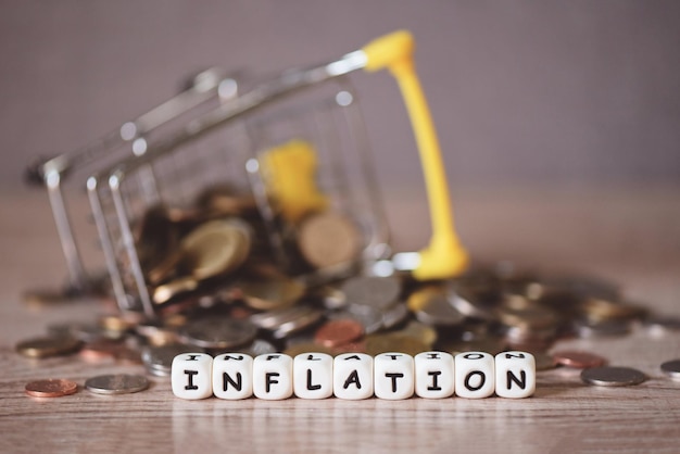 Фото Инфляция с монетами и корзиной на деревянном фоне бизнес экономика инфляция концепция денег и финансов рост цен на продукты и рост стоимости более дорогих вещей