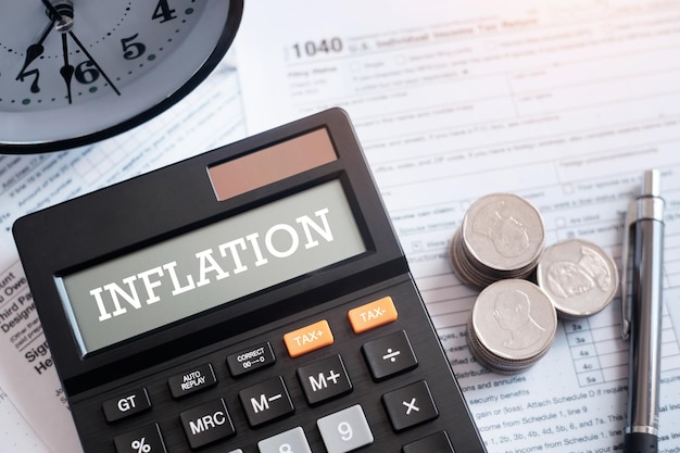 계산기의 INFLATION 단어 비즈니스 및 세금 개념 정부 주세 데이터 분석 서류 재무 연구 보고서 계산 세금 환급 xA