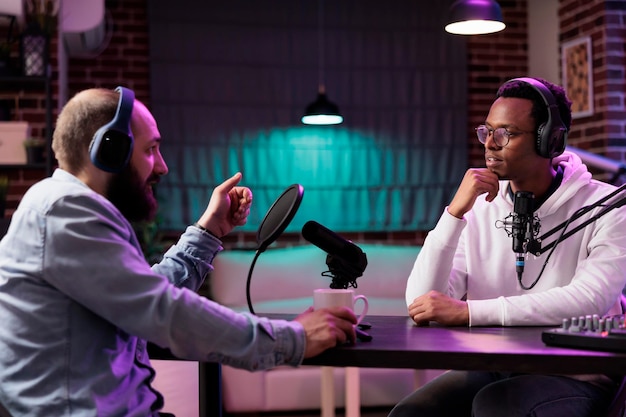 Influencer die podcast opneemt met gasten.