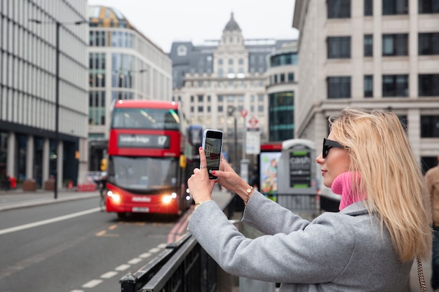 Foto influencer che scatta foto di edifici in città